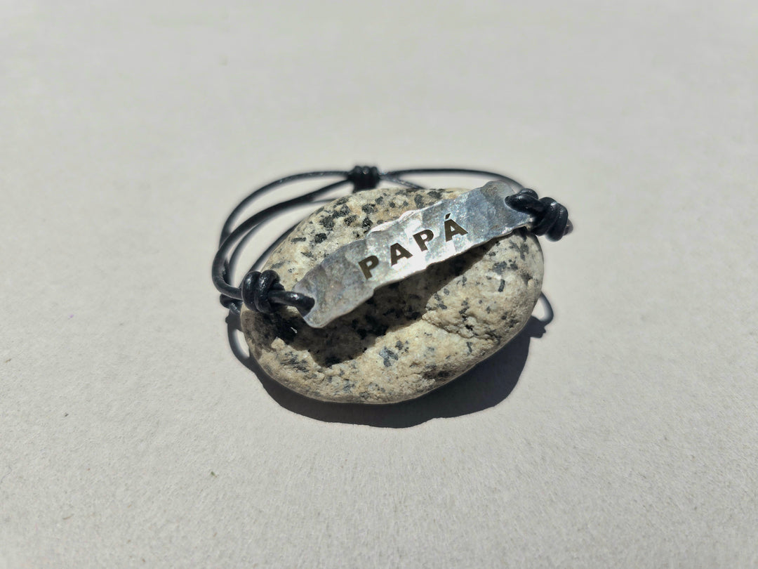 Pulsera PAPA con detalles de fabricación.