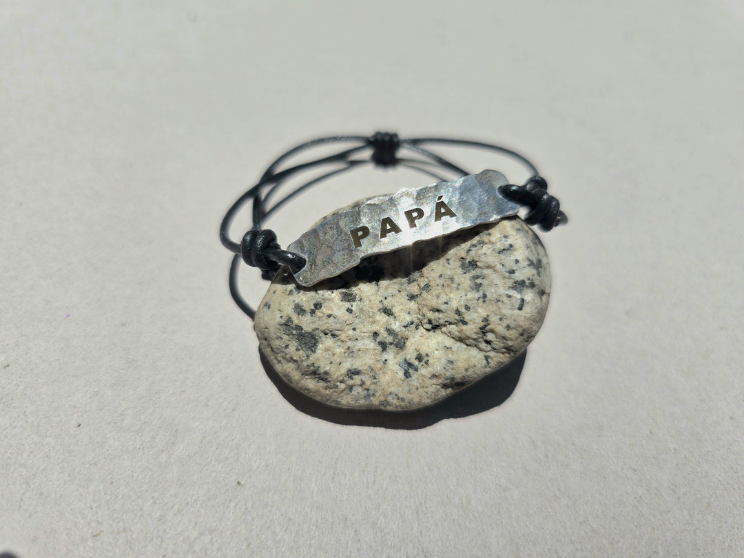 Pulsera PAPA con detalles de fabricación.