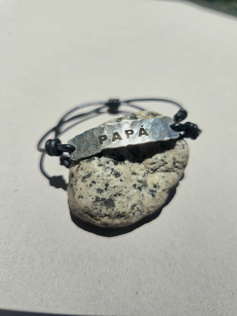 Pulsera PAPA con detalles de fabricación.