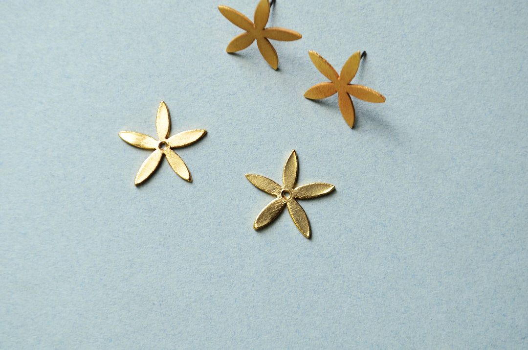 Tg Aretes Cestrum Tallo corto G con detalles de fabricación.