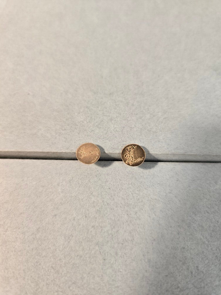 Up Aretes Jiipada - Piedra A con detalles de fabricación.