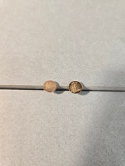 Up Aretes Jiipada - Piedra A con detalles de fabricación.