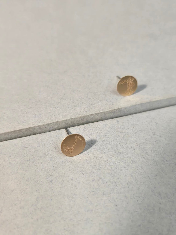 Up Aretes Jiipada - Piedra A con detalles de fabricación.