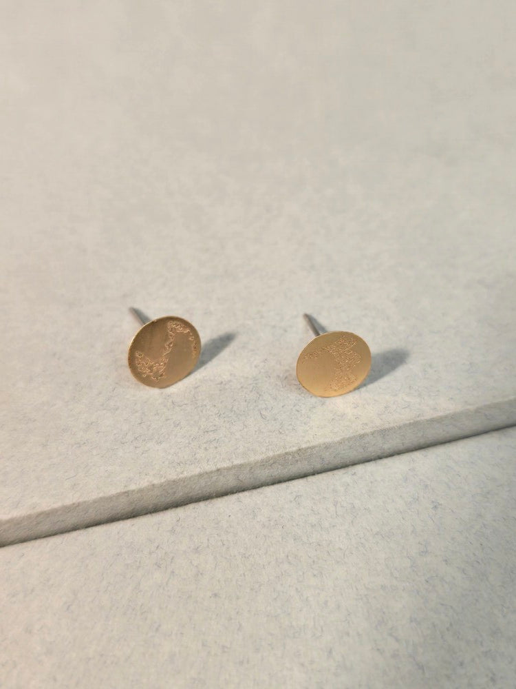 Up Aretes Jiipada - Piedra A con detalles de fabricación.