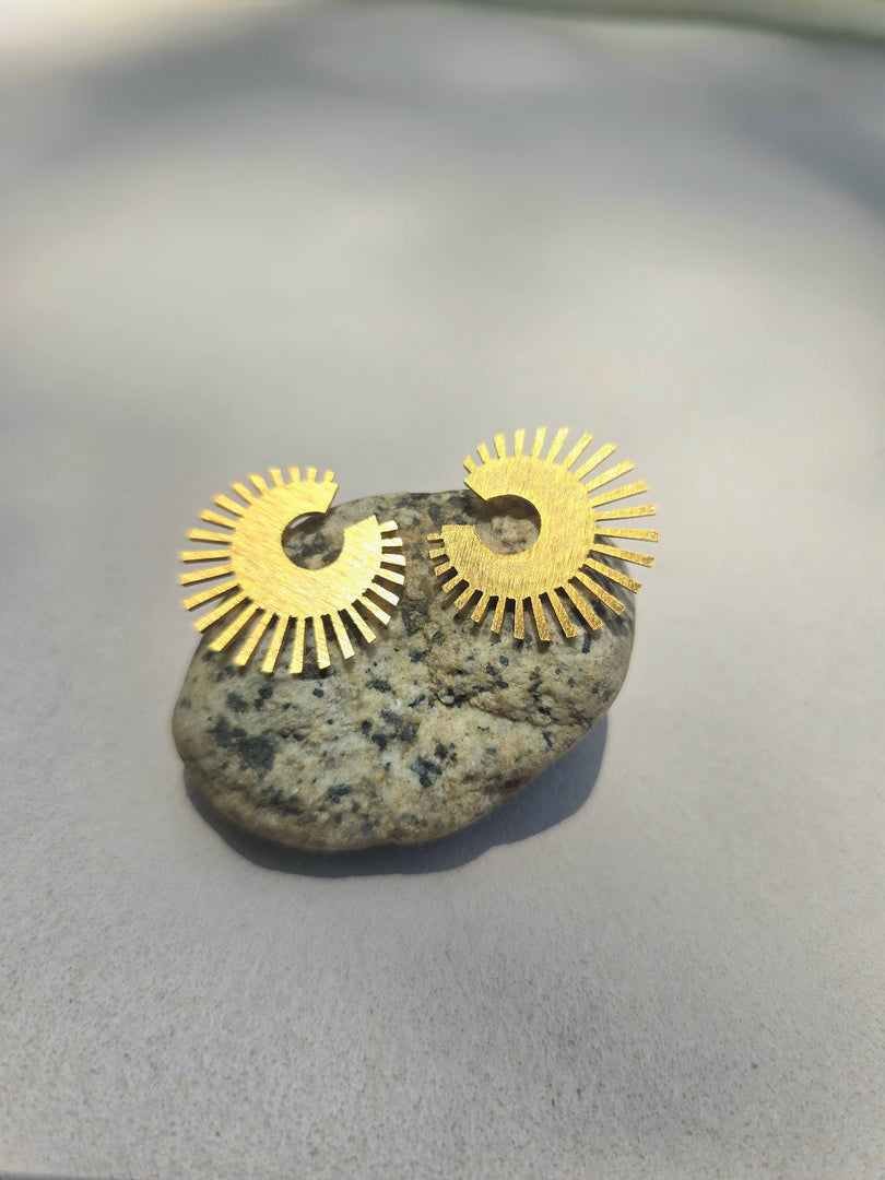 Kd Aretes Marweno / El dios del rayo A con detalles de fabricación.