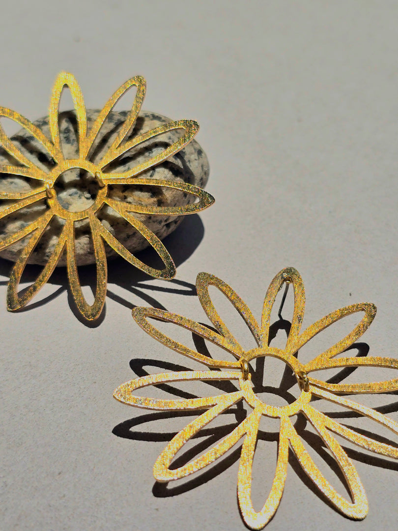 Gy Aretes Pasion Salvaje B con detalles de fabricación.