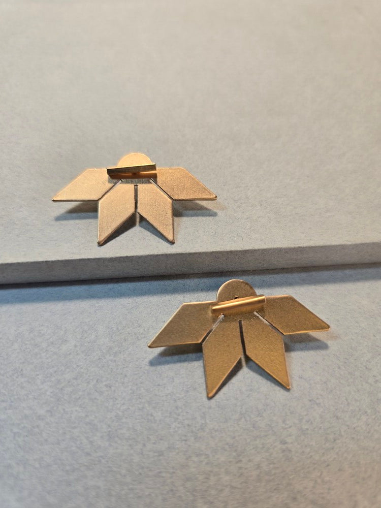 Aretes Su´usi Flor Dorada G con detalles de fabricación