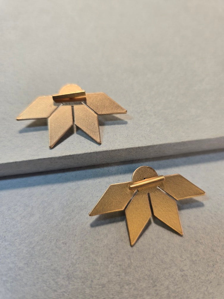 Aretes Su´usi Flor Dorada G con detalles de fabricación