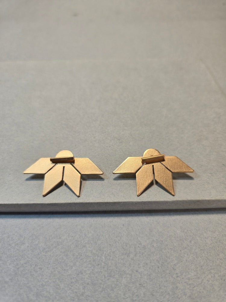 Aretes Su´usi Flor Dorada G con detalles de fabricación