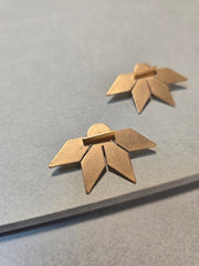 Aretes Su´usi Flor Dorada G con detalles de fabricación