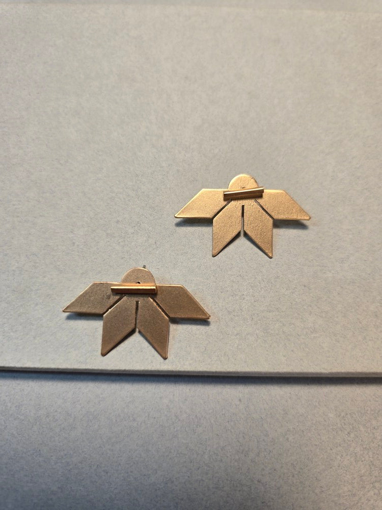 Aretes Su´usi Flor Dorada G con detalles de fabricación