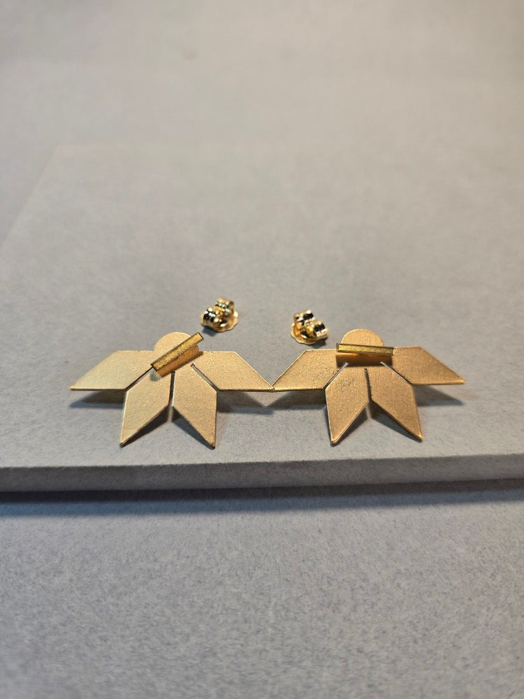 Aretes Su´usi Flor Dorada H con detalles de fabricación
