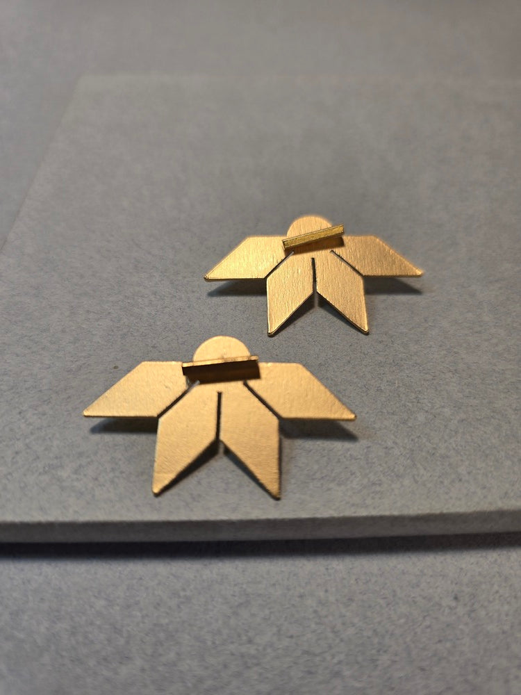 Aretes Su´usi Flor Dorada H con detalles de fabricación