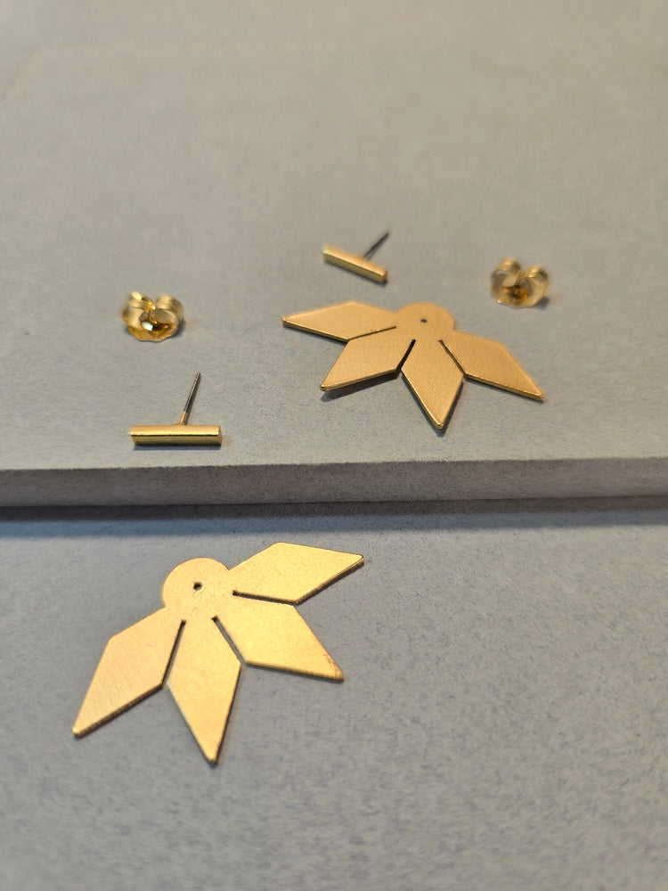 Aretes Su´usi Flor Dorada H con detalles de fabricación