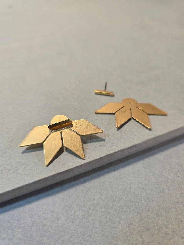 Aretes Su´usi Flor Dorada H con detalles de fabricación