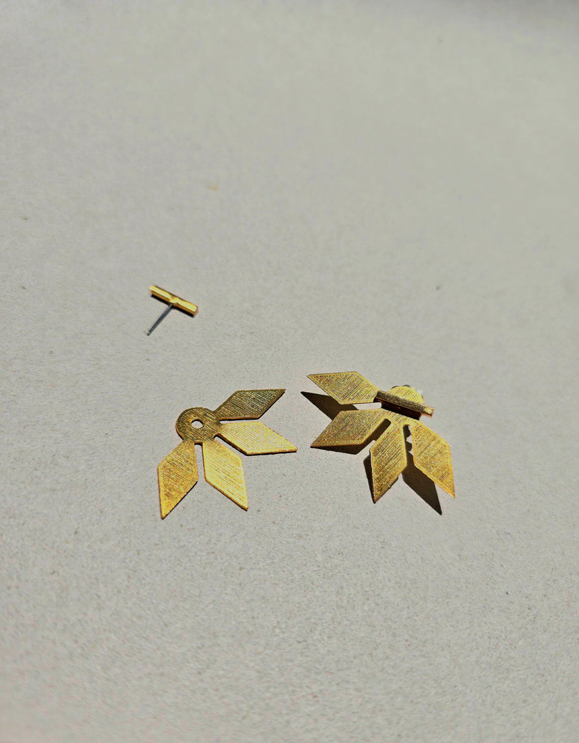 Aretes Su´usi Flor Dorada J con detalles de fabricación