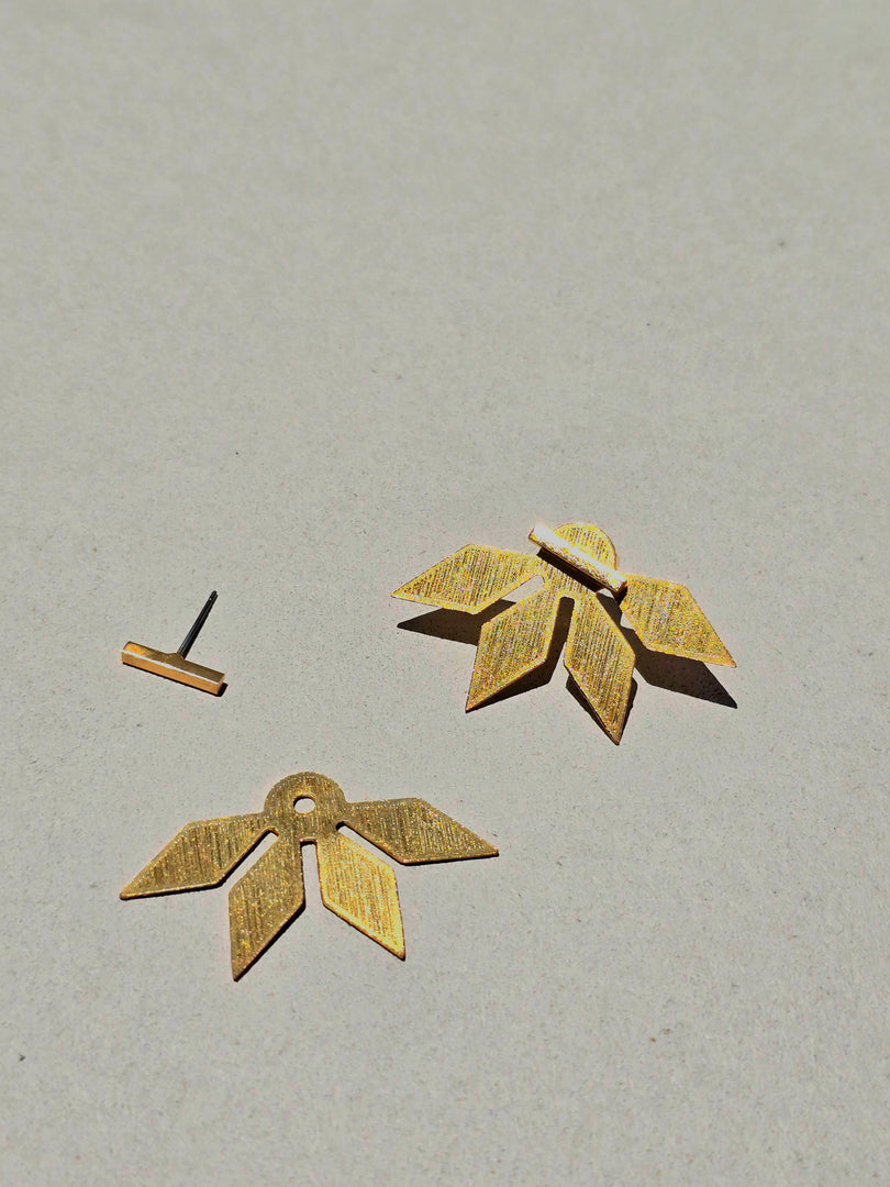 Aretes Su´usi Flor Dorada J con detalles de fabricación