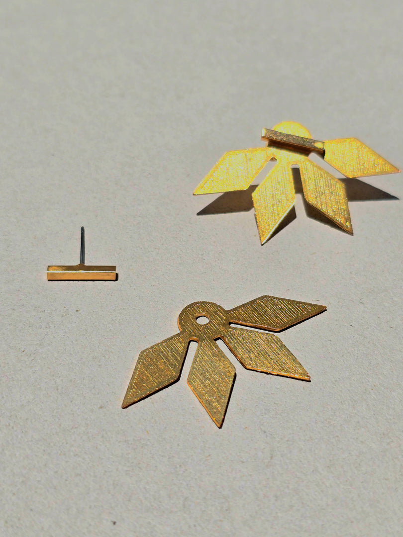 Aretes Su´usi Flor Dorada J con detalles de fabricación