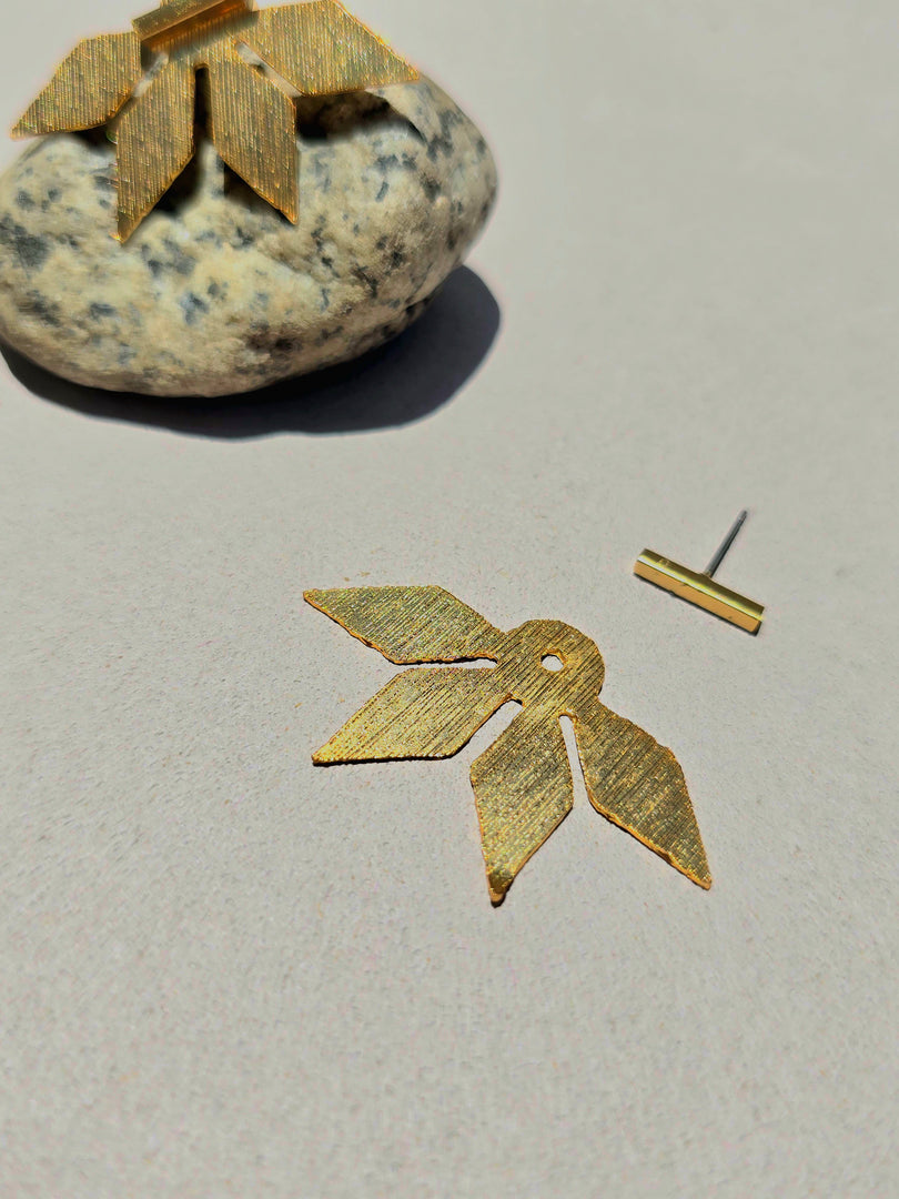 Aretes Su´usi Flor Dorada K con detalles de fabricación