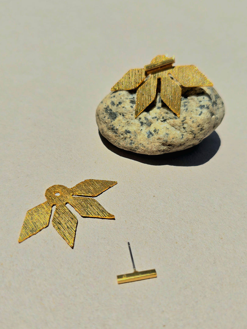 Aretes Su´usi Flor Dorada K con detalles de fabricación