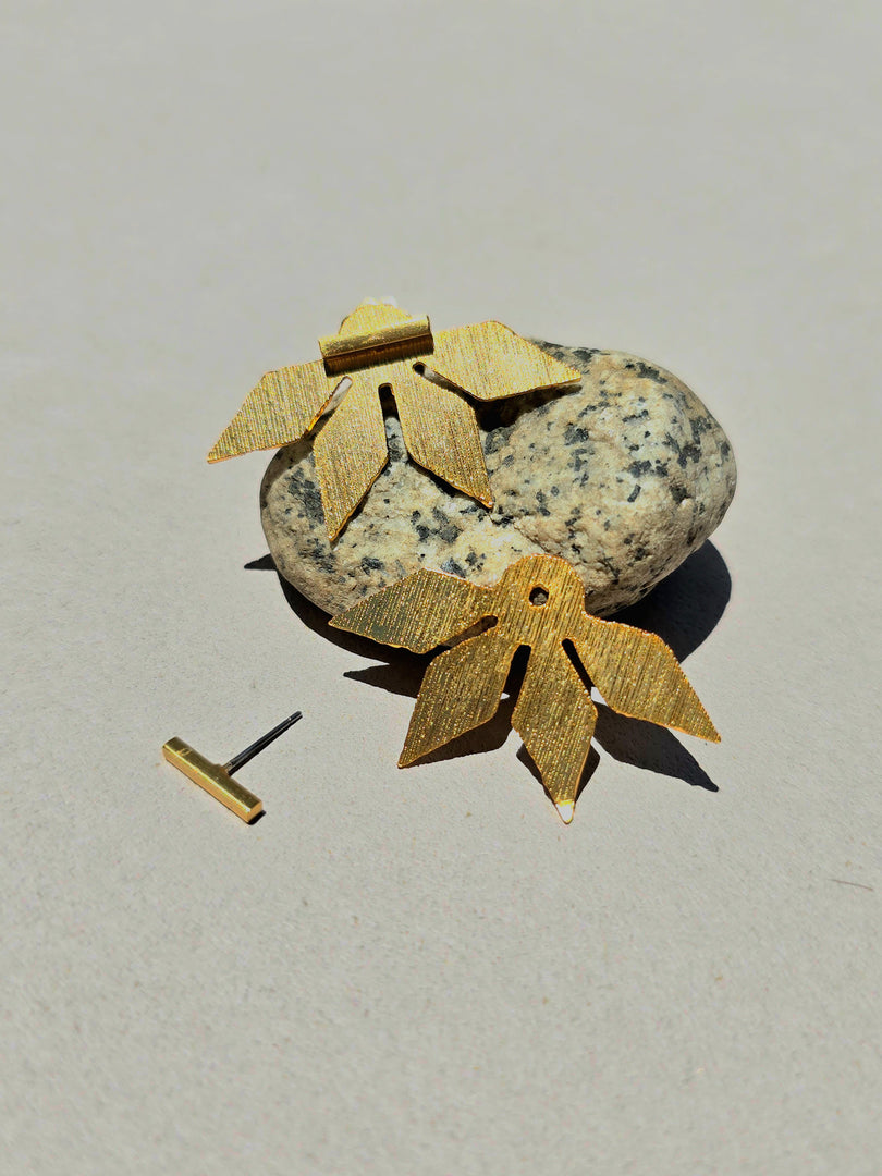 Aretes Su´usi Flor Dorada K con detalles de fabricación