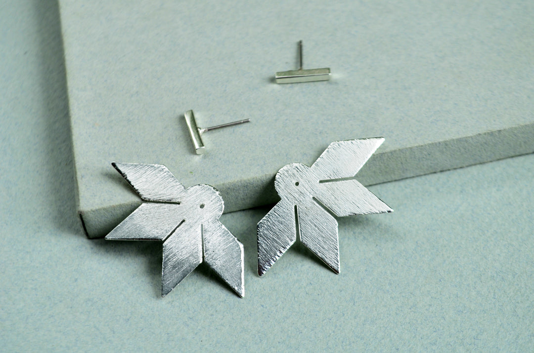 Aretes Su´usi Flor Plateada L con detalles de fabricación