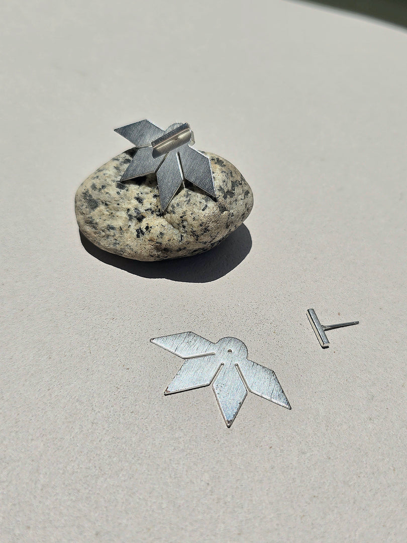 Aretes Su´usi Flor Plateada M con detalles de fabricación