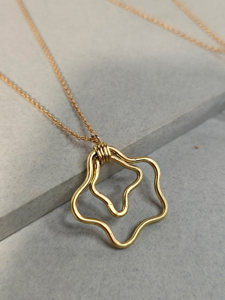 Up Collar Inírida – Espejo de sol A con detalles de fabricación.