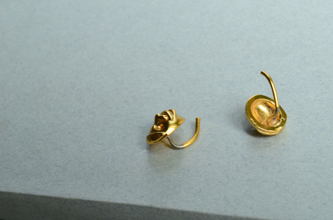 Aretes Uchulla  Pequeño E Asombro Masculino con detalles de de fabricación.