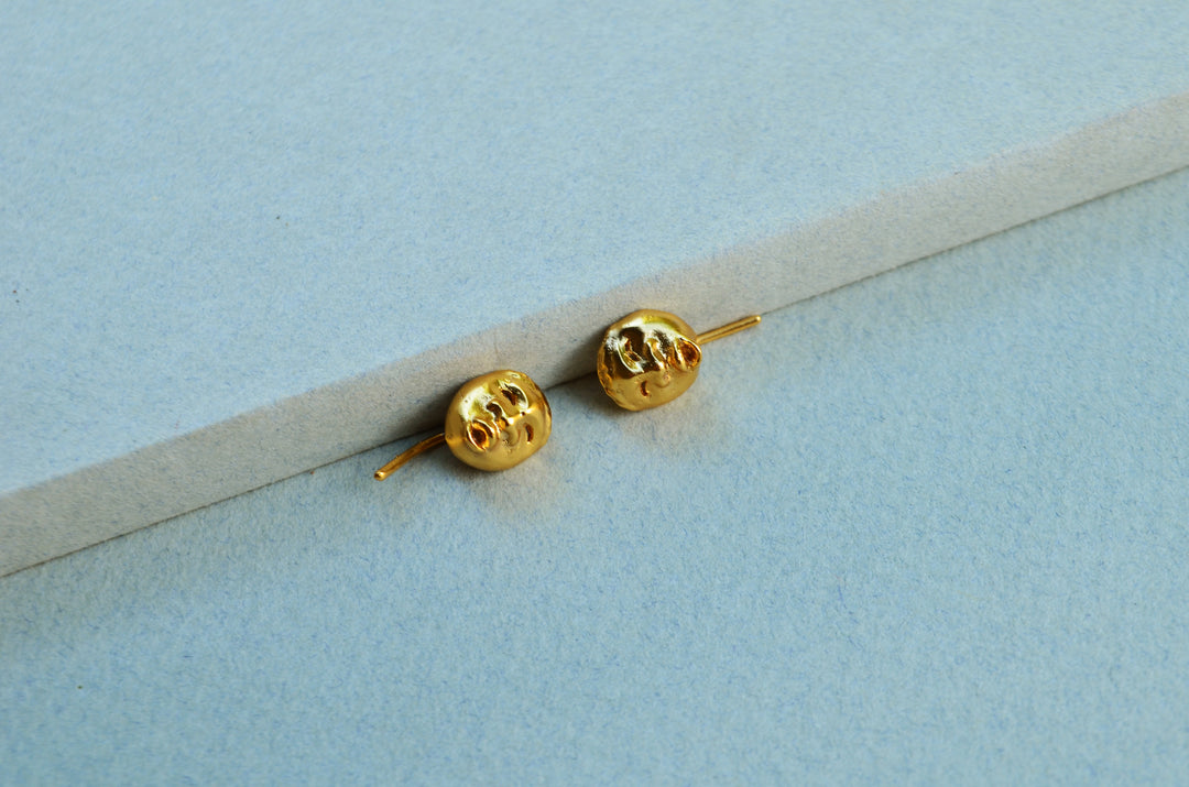 Aretes Uchulla  Pequeño E Asombro Masculino con detalles de de fabricación.