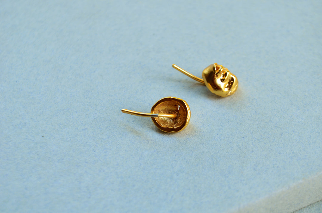Aretes Uchulla  Pequeño E Asombro Masculino con detalles de de fabricación.