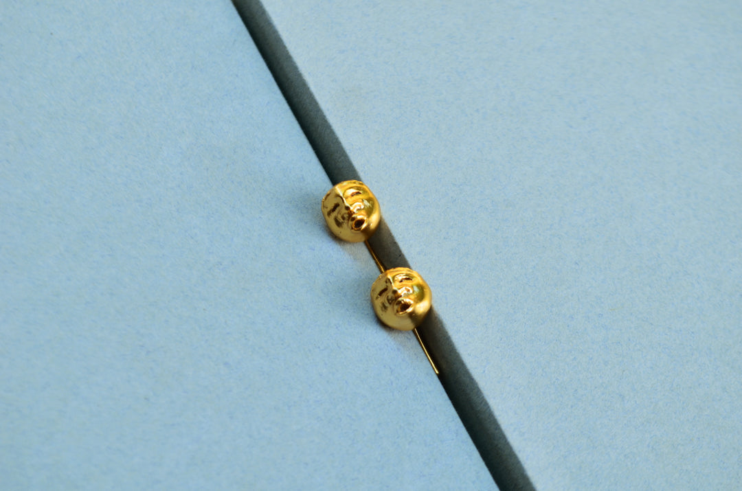 Aretes Uchulla  Pequeño E Asombro Masculino con detalles de de fabricación.